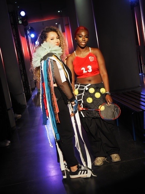 Photo de deux élèves debout et habillé avec des vêtement chinés et up-cyclé 