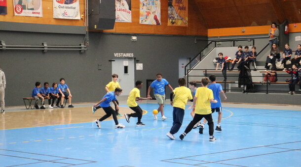 Partie de Handball entre élèves