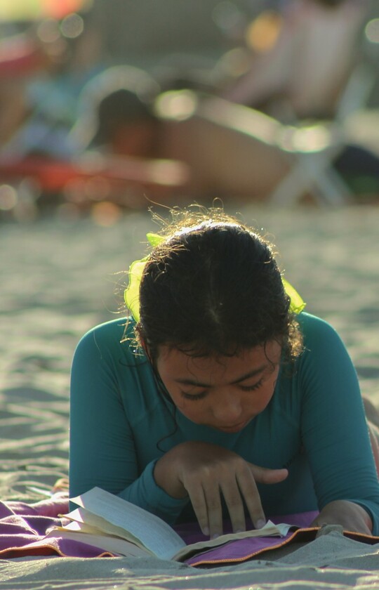 fille qui lis sur la plage